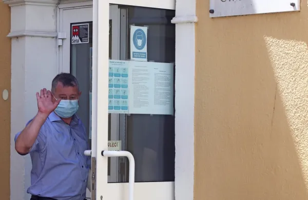 V Gimnaziji Koper (na fotografiji je njen ravnatelj Bruno Petrič) po 
dveh potrjenih okužbah s covidom-19 pouk poteka običajno, zgolj 
en oddelek je v karanteni in ima pouk na daljavo.