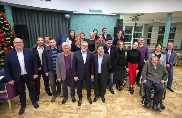 Svetniki takoj  po  konstitutivni seji občinskega sveta decembra 
2018, ko je župan napovedal koalicijo vseh 23 svetnikov. 