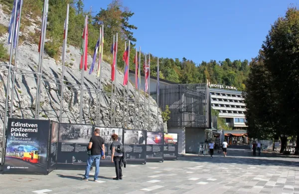 Glede na neobetavne napovedi tudi za leto 2021, v Postojnski jami 
odpuščanje razumejo kot neizbežno.