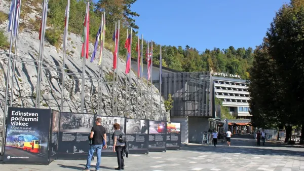 Glede na neobetavne napovedi tudi za leto 2021, v Postojnski jami 
odpuščanje razumejo kot neizbežno.