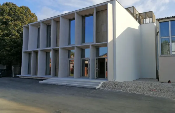 Nov prizidek k šoli je prva od treh faz obnove šolskega kompleksa. V prihodnjih letih bo gradili  novo telovadnico in še nekaj učilnic.  