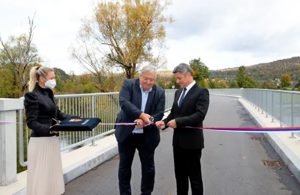 Eno leto po prenovi je most dočakal tudi uradno otvoritev. Trak sta 
prerezala župana občin Logatec in Postojna, Berto Menard (levo) 
in Igor Marentič.  