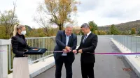 Eno leto po prenovi je most dočakal tudi uradno otvoritev. Trak sta 
prerezala župana občin Logatec in Postojna, Berto Menard (levo) 
in Igor Marentič.  