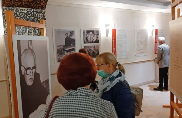 V prostorih koprske kavarne Loggia je na ogled razstava o Alojzu 
Kocjančiču in spominski sobi v Kubedu. 