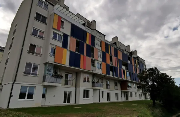 Neprofitni blok je zdaj videti še višji, nad pritličjem ima pet 
nadstropij in mansarde, v drugih delih Livad imajo bloki le po štiri 
nadstropja.
