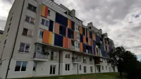Neprofitni blok je zdaj videti še višji, nad pritličjem ima pet 
nadstropij in mansarde, v drugih delih Livad imajo bloki le po štiri 
nadstropja.