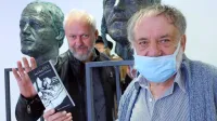 Damijan Kracina (levo) je izdelal Feova kipa, Zdravko Duša pa je 
uredil in izdal pesnikovo Malo čitanko. 