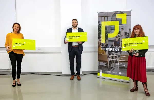  Maja Lapajne, Isak Suljanović in Nataša Sedej (z leve) so žirijo 
prepričali z  najbolj perspektivnimi podjetniškimi idejami. 

