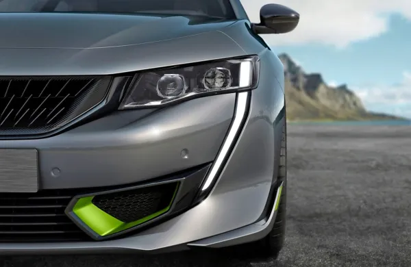 Na dan, ko so pri Peugeotu praznovali visoko obletnico,  26. 
septembra, so javnosti predstavili svoj najnovejši izdelek - priključno-hibridni 508 sport engineered.
