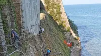 Robovi temeljev piranskega župnišča so že izgubili stik z zemljo 
pod njim.
