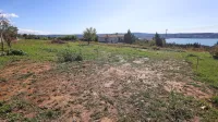 Zemljišče v Kolombanu, ki je bilo sprva v lasti koprske občine, 
zatem  Marata Idrisova, imajo zdaj Popovičevi.  