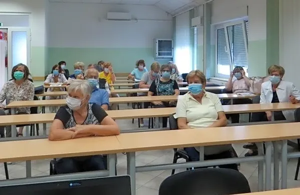 Že septembrska predstavitev programov UTŽO Ilirska Bistrica je  
potekala  z maskami.