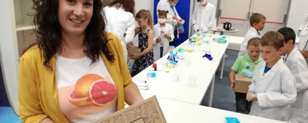 Teja Bajt z zabojčkom Innobox. V vsakem so trije do štirje poskusi. 
Vsak mesec gredo po pošti po Sloveniji, kmalu pa tudi v tujino.