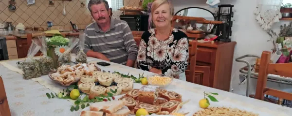 “Ni jedi, ki je ne bi znala pripraviti ali mi ne bi uspela,” pravi Danila 
Zonta, mož Dario pa ji pritrdi. V dokaz pripravi za polno mizo 
dobrot.