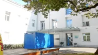Sežanska bolnišnica je že pripravljena na sprejem bolnikov s 
covidom-19, pred bolnišnico že stoji zabojnik  za sprejem, v 
katerem bi vzpostavili sivo cono.