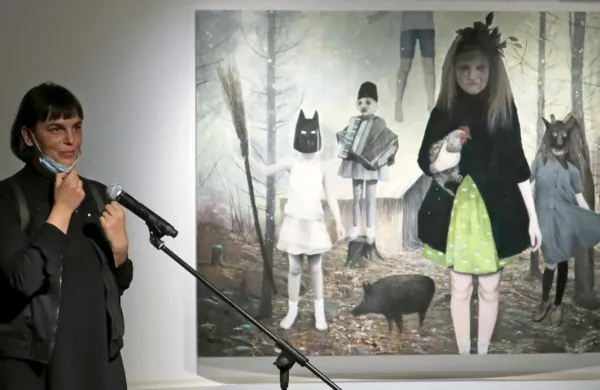 Tina Dobrajc pred sliko Karneval: Ko nisem s tabo, sanjam mračne stanje  