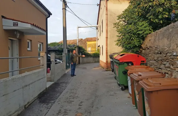 Zdravko Kocjančič se sprašuje, kdo bi se strinjal, da mu pred 
vhodna vrata in okna postavijo ekološki otok z osmimi zabojniki za 
smeti.