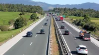 Nova avtocesta, ki naj bi se s primorske avtoceste  odcepila  pri 
počivališču Studenec, bi  razbremenila obe glavni cesti Postojna-Jelšane in Kozina-Starod,  ki ne omogočata ustreznih voznih 
razmer za daljinski promet. 