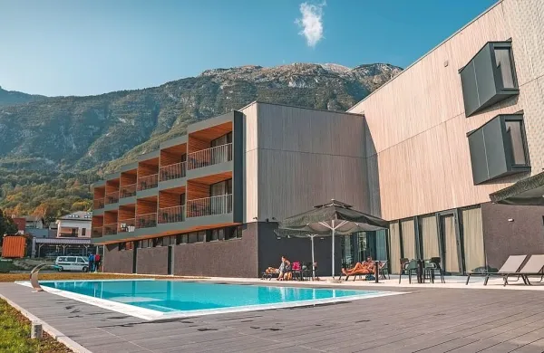 Ob odprtju hotela Soča so se gostje v toplem vremenu še kopali v 
bazenu,  v tem času je zasedenost skromnejša.