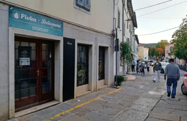 Delamarisova trgovina je zdaj blizu  tržnice, v podjetju se nadejajo, 
da  jim je ne bo več treba seliti.   