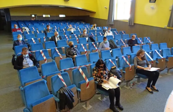 Sejo občinskega sveta so tokrat imeli v kulturnem domu v 
Hrpeljah in med udeleženci ohranjali predpisano razdaljo. 