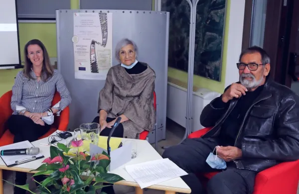 Erika Gregorič, Dorina Beržan in Remigio Grižonič (z leve) so obiskovalcem v izolski knjižnici pričarali 
zanimiv večer, posvečen poeziji, izolskemu dialektu in zgodovini   mesta.