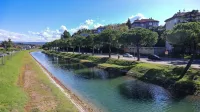  Če  bi se morska gladina dvignila za en meter, bi ob višji plimi poleg 
Sečoveljskih solin in  nižje ležečih delov Pirana in Izole ter 
portoroške plaže poplavilo tudi koprsko Bonifiko, zaledje Luke 
Koper, Škocjanski zatok in območje Badaševice vse do Olma in 
Šalare.