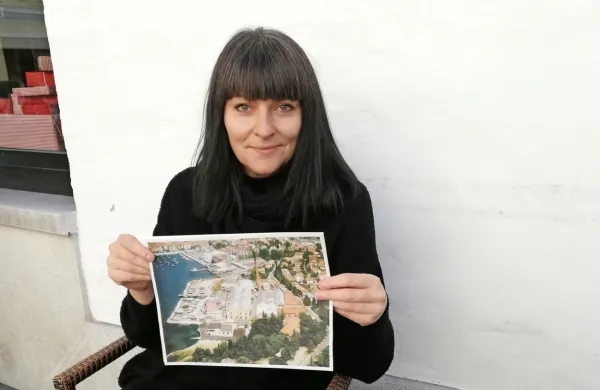 Mojca Ferle drži v rokah fotografijo Arga, ko je bil še poln 
industrijskih   hal, na mizi desno je  stavba, v kateri predlaga 
ureditev prostorov za mlade.