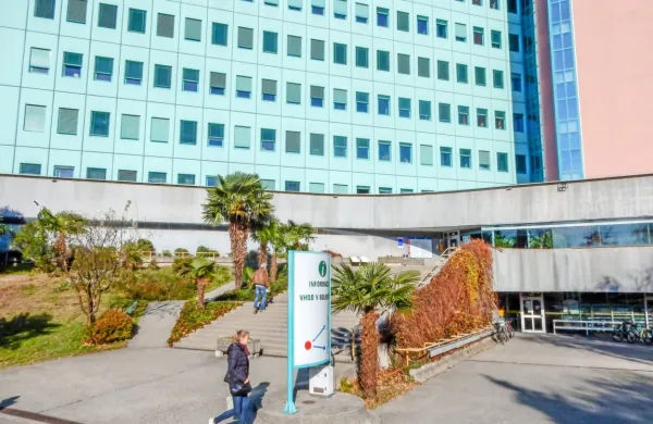 Na vstopu v šempetrsko bolnišnico vsem izmerijo temperaturo. 