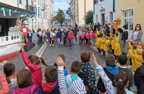 Pred koprskim gledališčem so pred enim tednom  praznovali  
desetletnico festivala za mularijo Pri svetilniku. 


