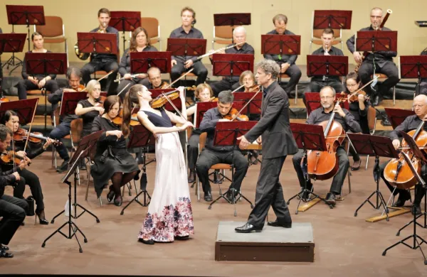  Violinistka Veronika Brecelj je navdušila  z Orkestrom Slovenske filharmonije pod vodstvom drigenta Philippa von Steinaeckerja.  