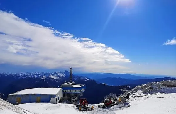Po uspešnem poletju, ki ga korona virus   ni zamajal,  so na Kaninu 
dočakali 70 centimetrov snega, a sezone še ne bodo začeli. 