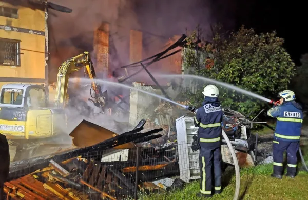 Požar je včeraj zjutraj uspešno pogasilo 19 gasilcev iz Nove Gorice 
in Dornberka.