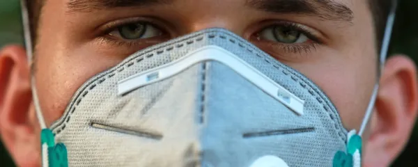 Zaščitna respiratorna maska naj bi bila najbolj učinkovita 
zaščita. 