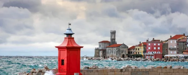   Svetilničar   ni    zadolžen  le za svetilnik na Punti, temveč tudi   za 
rdečo in zeleno “pagodo”, ki so ju zgradili leta 1910.