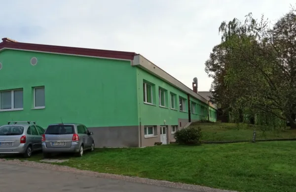  Nove prostore bi lahko dobili z nadzidavo trakta predmetne 
stopnje. A stavba tega ne bi prenesla, zato bi morali okoli nje 
zgraditi stebre na novih temeljih, ki bi podprli zgornje nadstropje. 