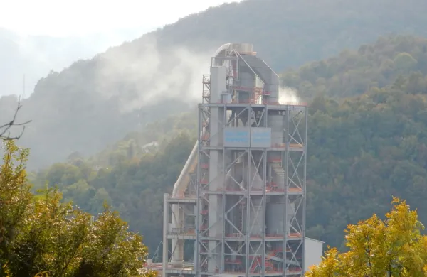 Anhovska tovarna sme zdaj v svoji peči na leto sosežgati največ 
109.000 nenevarnih trdnih odpadkov