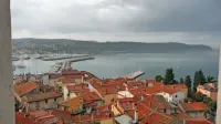Izolska neprofitna stanovanja in poslovni prostori so v lasti 
občine, z njimi pa upravlja Komunala.  