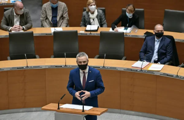 Janez Cigler Kralj je pojasnil, da želi vlada izkoristiti vse zmogljivosti za skrajševanje čakalnih vrst.  