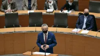 Janez Cigler Kralj je pojasnil, da želi vlada izkoristiti vse zmogljivosti za skrajševanje čakalnih vrst.  