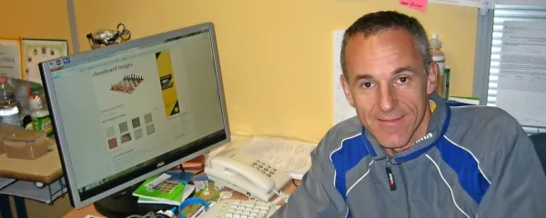 Aljoša Grosar, selektor slovenske ženske  reprezentance pred 
računalniškim programom za šahovski trening. 