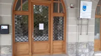 Stavba ilirskobistriške občine je bila včeraj zaradi okužb med 
zaposlenimi za občane zaprta. Do kdaj bo tako,  ni znano.  