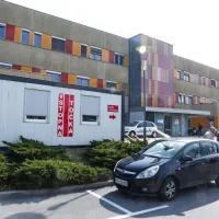 Zdravstveni dom na koprski Bonifiki ima le dvanajst  let, a v njem  zmanjkuje prostora že  pet let, ko so  
zato od tod morali izseliti dežurno zobozdravstveno ambulanto s svojim vhodom  na desni strani.  