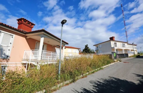Metalka Commerce, lastnica tako imenovanih Meritovih vil na Lepi 
cesti v Portorožu, ima veljavno gradbeno dovoljenje, uporabnega 
pa še ne. Kljub temu na trgu  ponuja dve vili.  