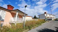 Metalka Commerce, lastnica tako imenovanih Meritovih vil na Lepi 
cesti v Portorožu, ima veljavno gradbeno dovoljenje, uporabnega 
pa še ne. Kljub temu na trgu  ponuja dve vili.  