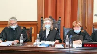 Vrhovni sodnik Mitja Kozamernik je včeraj povzel sodbi okrožnega 
in višjega sodišča  ter pritožbi (ob njem na sredini fotografije 
predsednica senata sodnica Barbara Zobec),