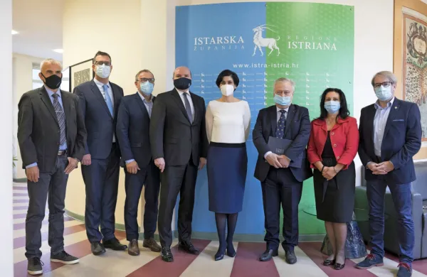 Slavnostni podpis sporazuma v Pulju je utrdil sodelovanje Istrske 
županije pri skupni kandidaturi slovenskih istrskih mest pod 
vodstvom piranske občine v prizadevanju za naziv Evropska 
prestolnica kulture 2025.
