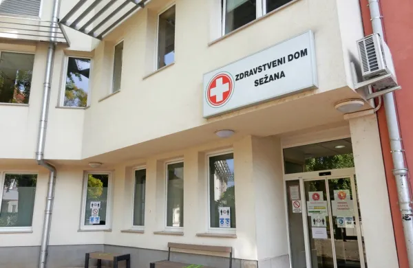 V Zdravstvenem domu Sežana sta dva zaposlena okužena z 
virusom covid-19, zato sprejemajo le nujne primere, vendar po 
predhodnem telefonskem dogovoru.