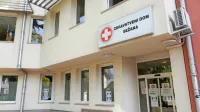 V Zdravstvenem domu Sežana sta dva zaposlena okužena z 
virusom covid-19, zato sprejemajo le nujne primere, vendar po 
predhodnem telefonskem dogovoru.