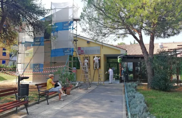 Pred nekaj tedni je knjižnica dobila lepšo podobo. Vrnjene knjige 
preventivno  zadržijo tri dni v karanteni in jih razkužijo.    